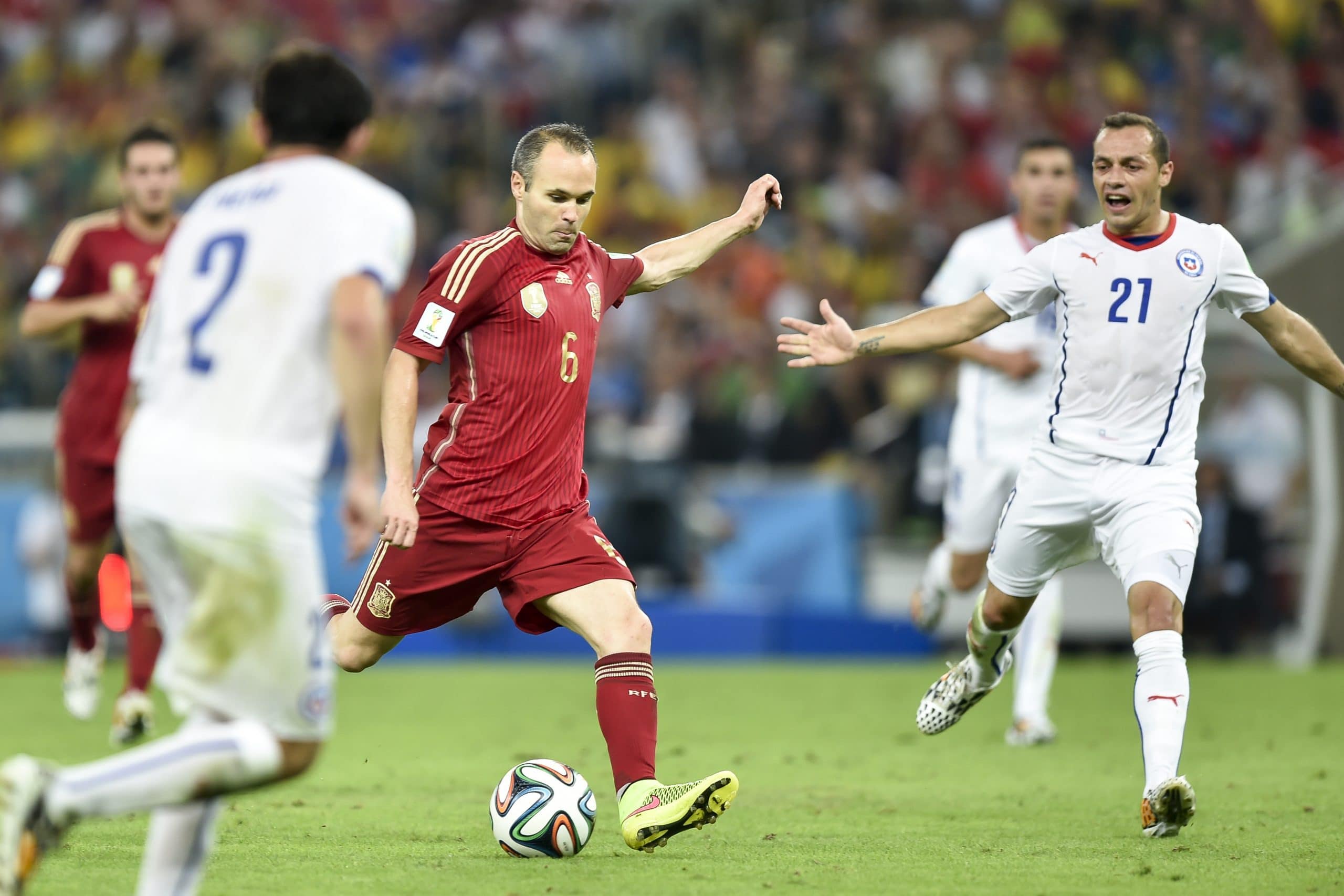 Andrés Iniesta bei der Fußball WM 2014 mit der Rückennummer 6 im spanischen Trikot (Foto Shutterstock)