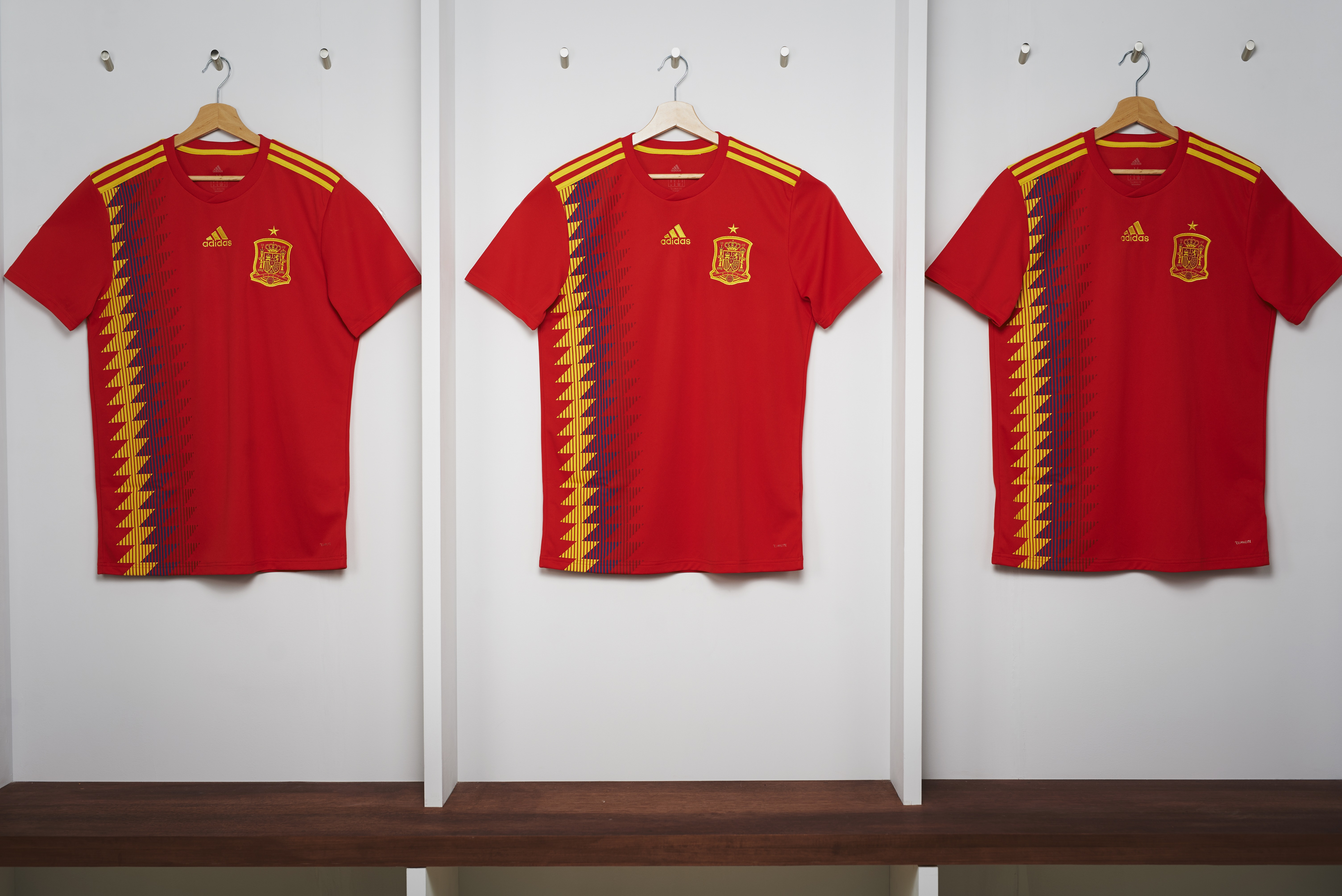 Das aktuelle Spanien WM Trikot 2018 von adidas.