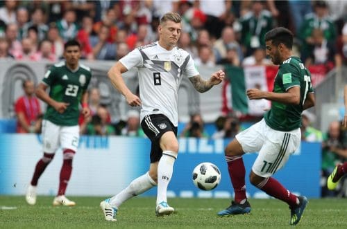 Toni Kroos mit der Rückennummer 8 beim 1.WM-Spiel gegen Mexiko am 17.6.2018 (Marco Iacobucci EPP / Shutterstock.com)