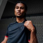 Serge Gnabry präsentiert das neue DFB Away Trikot 2021! (Foto adidas/DFB)