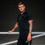 Toni Kroos präsentiert das neue DFB Away Trikot 2021! (Foto adidas/DFB)