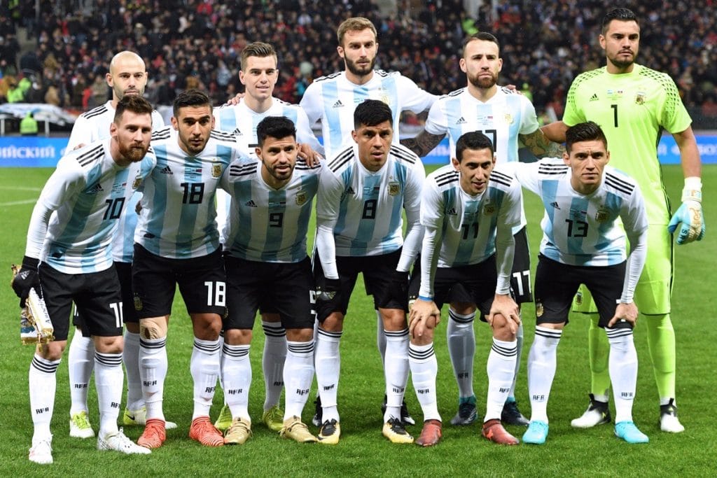 Argentiniens Startaufstellung vor der Fußball WM 2018: Argentiniens Lionel Messi, Eduardo Salvio, Sergio Aguero, Enzo Perez, Angel Di Maria, Matias Kranevitter, 2. Reihe von links: Javier Mascherano, Giovani Lo Celso, German Pezzella, Nicolas Otamendi und Torwart Sergio Romero posieren für ein Mannschaftsfoto vor einem Fußball-Länderspiel zwischen Russland und Argentinien im Luzhniki-Stadion in Moskau am 11. November 2017. / AFP FOTO / Mladen ANTONOV