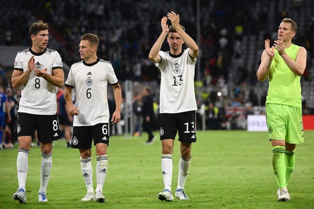 (L-R) Deutschlands Mittelfeldspieler Leon Goretzka, Deutschlands Mittelfeldspieler Joshua Kimmich, Deutschlands Stürmer Thomas Müller und Deutschlands Torhüter Manuel Neuer jubeln nach dem UEFA Nations League-Fußballspiel Deutschland gegen England in München, Süddeutschland, am 7. Juni 2022. (Foto: Tobias SCHWARZ / AFP)