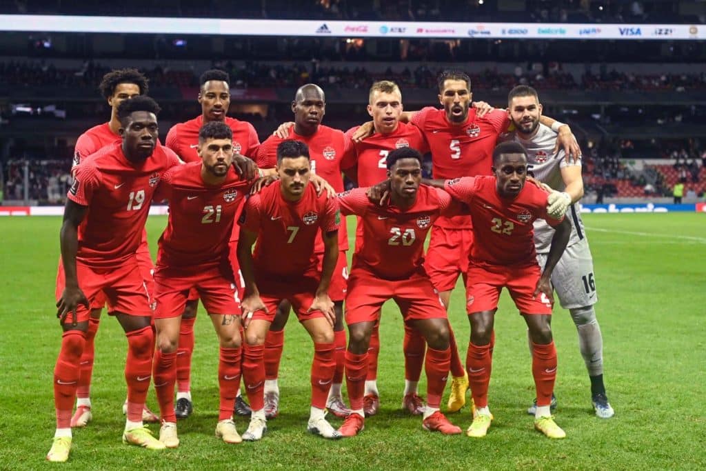 Kanadas Spieler posieren vor dem Concacaf-Qualifikationsspiel für die FIFA Fussball-Weltmeisterschaft Katar 2022 gegen Mexiko im Azteca-Stadion in Mexiko-Stadt am 7. Oktober 2021 für ein Foto. (Foto: ALFREDO ESTRELLA / AFP)