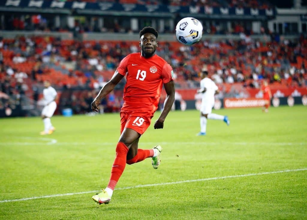 TORONTO, ON - 13. OKTOBER: Alphonso Davies (19) von Kanada jagt den Ball während eines WM-2022-Qualifikationsspiels gegen Panama im BMO Field am 13. Oktober 2021 in Toronto, Ontario, Kanada. Vaughn Ridley/Getty Images/AFP (Foto: Vaughn Ridley / GETTY IMAGES NORTH AMERICA / Getty Images via AFP)