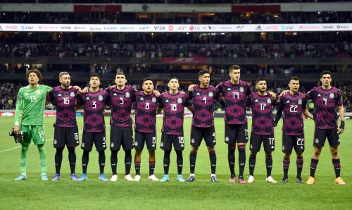 Die mexikanischen Nationalspieler (v.l.n.r.) Guillermo Ochoa, Hector Herrera, Jorge Sanchez, Johan Vasquez, Alberto Rodriguez, Gerardo Arteaga, Omar Alvarez, Cesar Montes, Jesus Corona, Hirving Lozano und Raul Jimenez hören die Nationalhymne vor dem Qualifikationsspiel zur FIFA Fussball-Weltmeisterschaft Concacaf gegen die USA im Azteca-Stadion in Mexiko-Stadt am 24. März 2022. (Foto: ALFREDO ESTRELLA / AFP)