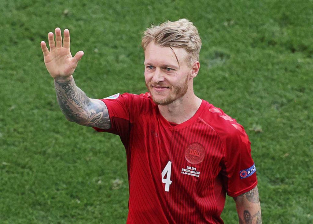 Dänemarks Verteidiger Simon Kjaer begrüßt die Fans nach dem Fußballspiel der UEFA EURO 2020 Gruppe B zwischen Dänemark und Belgien im Parken-Stadion in Kopenhagen am 17. Juni 2021. (Foto von HANNAH MCKAY / POOL / AFP)