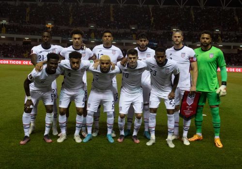 Die Spieler der USA posieren vor dem Concacaf-Qualifikationsspiel für die FIFA Fussball-Weltmeisterschaft Katar 2022 gegen Costa Rica im Nationalstadion von San José am 30. März 2022. (Foto: Ezequiel BECERRA / AFP)