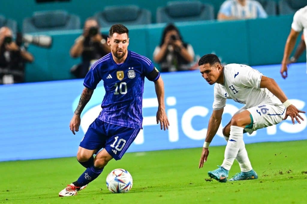 Argentiniens Lionel Messi (L) am 23. September 2022 mit der Rückennummer 10 im neuen adidas WM Away-Trikot 2022 (Foto: CHANDAN KHANNA / AFP)