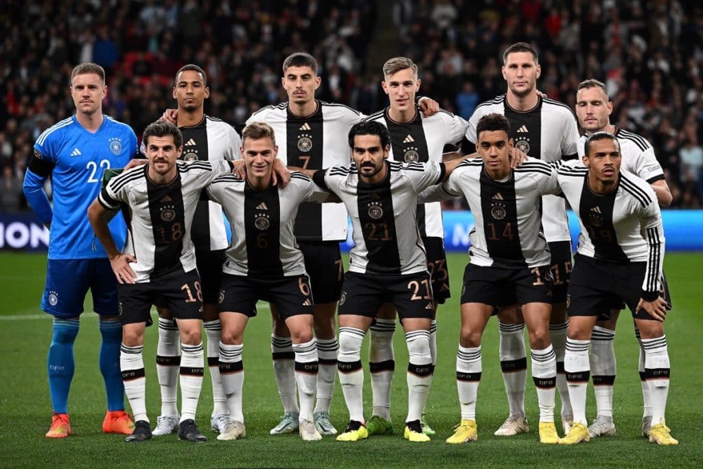 Deutschlands neues WM Trikot 2022 mit den Rückennummern: Hintere Reihe: Deutschlands Torhüter Marc-Andre ter Stegen, Deutschlands Verteidiger Thilo Kehrer, Deutschlands Mittelfeldspieler Kai Havertz, Deutschlands Verteidiger Nico Schlotterbeck, Deutschlands Verteidiger Niklas Süle und Deutschlands Verteidiger David Raum, und vordere Reihe: Deutschlands Mittelfeldspieler Jonas Hofmann, Deutschlands Mittelfeldspieler Joshua Kimmich, Deutschlands Mittelfeldspieler Ilkay Gundogan, Deutschlands Mittelfeldspieler Jamal Musiala und Deutschlands Stürmer Leroy Sane vor dem Fußballspiel gegen England am 26. September 2022. (Foto von Ben Stansall / AFP