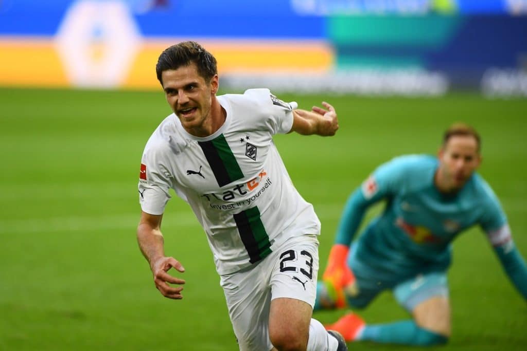 Jonas Hofmann jubelt in der Rücklennummer 23 beim Fußballspiel der Bundesliga Borussia Mönchengladbach gegen RB Leipzig (Copyright depositphotos.com / vitaliivitleo)