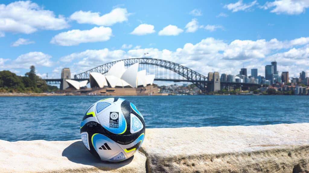 Der offizielle WM Spielball “OCEAUNZ” von adidas (Foto Copyright adidas)